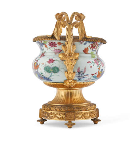 AN ORMOLU-MOUNTED CHINESE EXPORT PORCELAIN ` PSEUDO TOBACCO LEAF` CENTERPIECE - Foto 4
