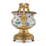 AN ORMOLU-MOUNTED CHINESE EXPORT PORCELAIN ` PSEUDO TOBACCO LEAF` CENTERPIECE - фото 4