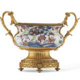 AN ORMOLU-MOUNTED CHINESE EXPORT PORCELAIN ` PSEUDO TOBACCO LEAF` CENTERPIECE - Foto 5
