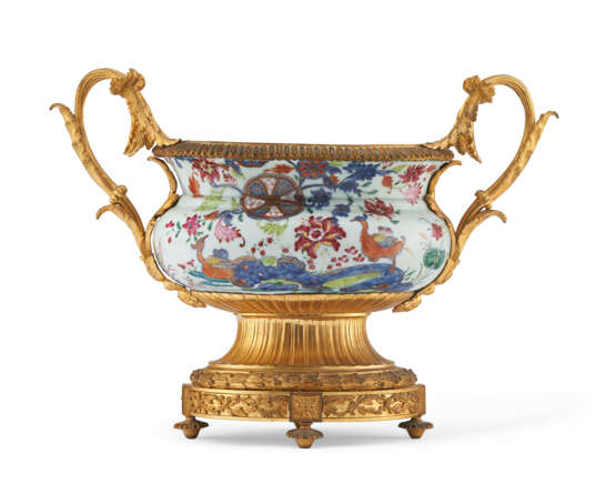 AN ORMOLU-MOUNTED CHINESE EXPORT PORCELAIN ` PSEUDO TOBACCO LEAF` CENTERPIECE - Foto 5