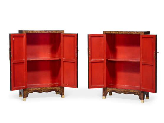 A PAIR OF CHINESE GILT BROWN LACQUER CABINETS - photo 2