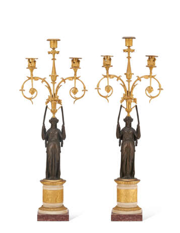 A PAIR OF DIRECTOIRE ORMOLU, WHITE MARBLE AND PATINATED-BRONZE CANDELABRA - Foto 1