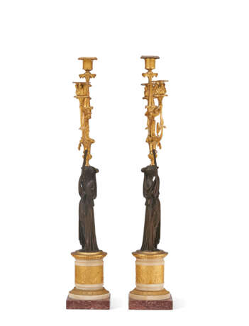 A PAIR OF DIRECTOIRE ORMOLU, WHITE MARBLE AND PATINATED-BRONZE CANDELABRA - Foto 3