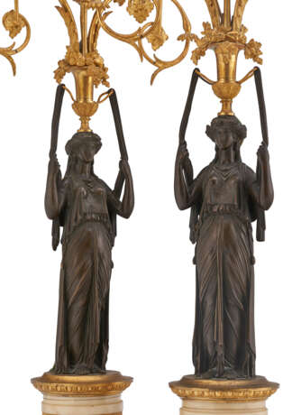 A PAIR OF DIRECTOIRE ORMOLU, WHITE MARBLE AND PATINATED-BRONZE CANDELABRA - Foto 4