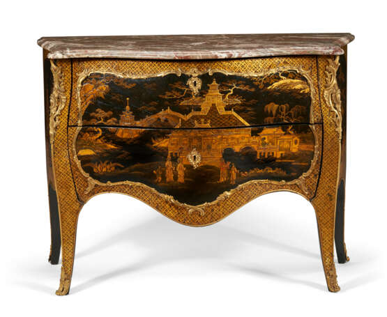 A FRENCH ORMOLU-MOUNTED BLACK AND GILT JAPANNED COMMODE - Foto 1