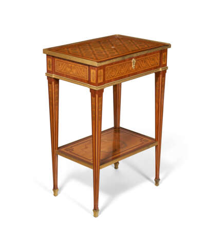 A LOUIS XVI ORMOLU-MOUNTED TULIPWOOD, CITRONNIER, PARQUETRY AND MARQUETRY TABLE A ECRIRE - Foto 3
