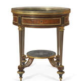 A LATE LOUIS XVI ORMOLU-MOUNTED AND BRASS-INLAID EBONY, VERRE EGLOMISE AND MAHOGANY GUERIDON - Foto 1