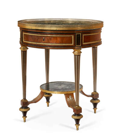 A LATE LOUIS XVI ORMOLU-MOUNTED AND BRASS-INLAID EBONY, VERRE EGLOMISE AND MAHOGANY GUERIDON - Foto 2