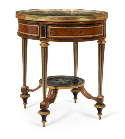 A LATE LOUIS XVI ORMOLU-MOUNTED AND BRASS-INLAID EBONY, VERRE EGLOMISE AND MAHOGANY GUERIDON - Foto 3