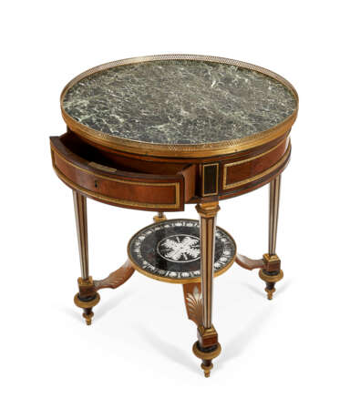 A LATE LOUIS XVI ORMOLU-MOUNTED AND BRASS-INLAID EBONY, VERRE EGLOMISE AND MAHOGANY GUERIDON - Foto 4