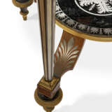 A LATE LOUIS XVI ORMOLU-MOUNTED AND BRASS-INLAID EBONY, VERRE EGLOMISE AND MAHOGANY GUERIDON - Foto 5
