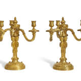 A PAIR OF LATE LOUIS XV ORMOLU THREE-BRANCH CANDELABRA - Foto 4