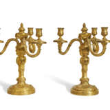 A PAIR OF LATE LOUIS XV ORMOLU THREE-BRANCH CANDELABRA - Foto 5