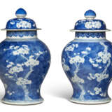 TWO CHINESE BLUE AND WHITE PORCELAIN BALUSTER JARS AND COVERS - Foto 1