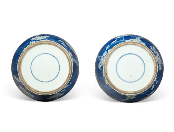 TWO CHINESE BLUE AND WHITE PORCELAIN BALUSTER JARS AND COVERS - Foto 2