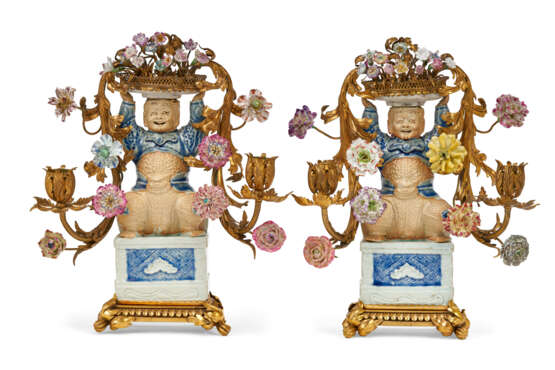 A PAIR OF LOUIS XV STYLE ORMOLU-MOUNTED CHINESE AND EUROPEAN PORCELAIN TWO-LIGHT CANDELABRA - Foto 2