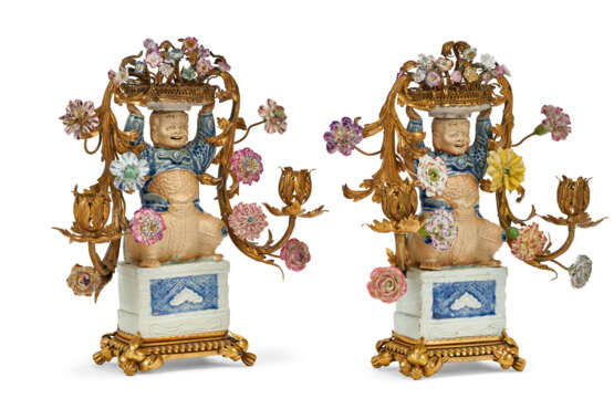A PAIR OF LOUIS XV STYLE ORMOLU-MOUNTED CHINESE AND EUROPEAN PORCELAIN TWO-LIGHT CANDELABRA - фото 3