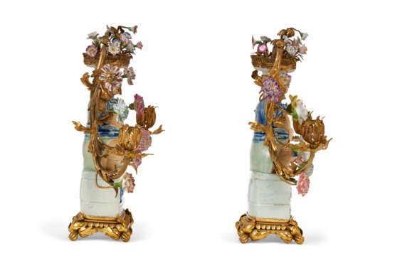 A PAIR OF LOUIS XV STYLE ORMOLU-MOUNTED CHINESE AND EUROPEAN PORCELAIN TWO-LIGHT CANDELABRA - фото 4