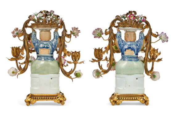 A PAIR OF LOUIS XV STYLE ORMOLU-MOUNTED CHINESE AND EUROPEAN PORCELAIN TWO-LIGHT CANDELABRA - Foto 5