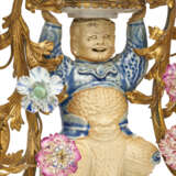 A PAIR OF LOUIS XV STYLE ORMOLU-MOUNTED CHINESE AND EUROPEAN PORCELAIN TWO-LIGHT CANDELABRA - Foto 8