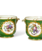 Rokoko. A SMALL PAIR OF SEVRES PORCELAIN GREEN-GROUND BOTTLE COOLERS (SEAUX A TOPETTE)