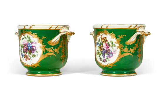 A SMALL PAIR OF SEVRES PORCELAIN GREEN-GROUND BOTTLE COOLERS (SEAUX A TOPETTE) - фото 4