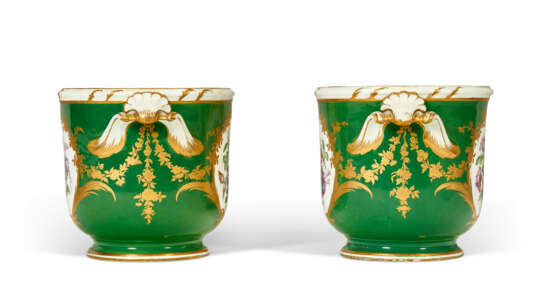 A SMALL PAIR OF SEVRES PORCELAIN GREEN-GROUND BOTTLE COOLERS (SEAUX A TOPETTE) - фото 5