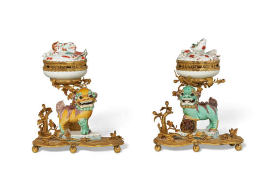 A PAIR OF LOUIS XV ORMOLU-MOUNTED CHINESE AND JAPANESE PORCELAIN POTPOURRIS - Foto 2