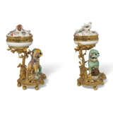 A PAIR OF LOUIS XV ORMOLU-MOUNTED CHINESE AND JAPANESE PORCELAIN POTPOURRIS - фото 3