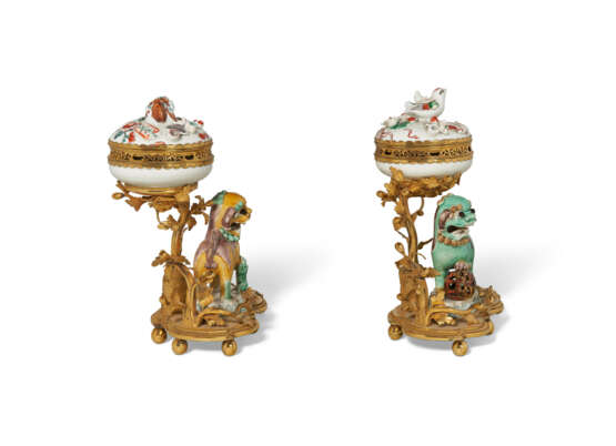 A PAIR OF LOUIS XV ORMOLU-MOUNTED CHINESE AND JAPANESE PORCELAIN POTPOURRIS - photo 3