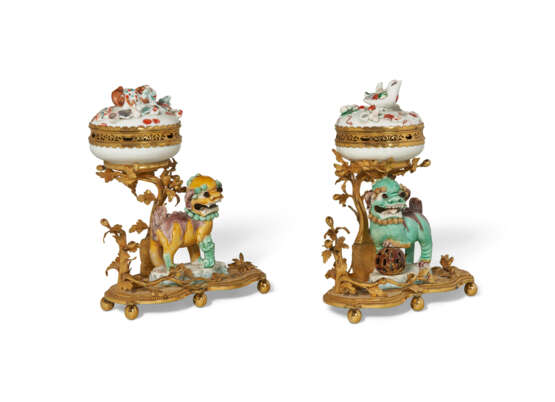 A PAIR OF LOUIS XV ORMOLU-MOUNTED CHINESE AND JAPANESE PORCELAIN POTPOURRIS - Foto 4