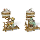 A PAIR OF LOUIS XV ORMOLU-MOUNTED CHINESE AND JAPANESE PORCELAIN POTPOURRIS - фото 4