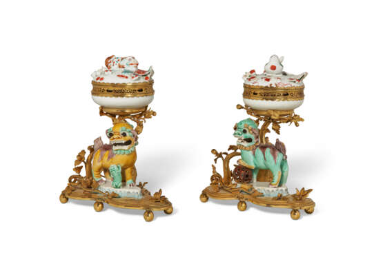 A PAIR OF LOUIS XV ORMOLU-MOUNTED CHINESE AND JAPANESE PORCELAIN POTPOURRIS - Foto 5
