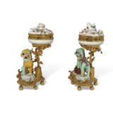 A PAIR OF LOUIS XV ORMOLU-MOUNTED CHINESE AND JAPANESE PORCELAIN POTPOURRIS - Foto 6