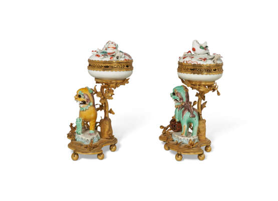 A PAIR OF LOUIS XV ORMOLU-MOUNTED CHINESE AND JAPANESE PORCELAIN POTPOURRIS - photo 6