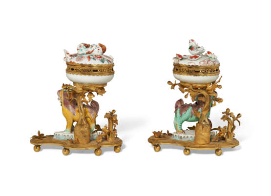 A PAIR OF LOUIS XV ORMOLU-MOUNTED CHINESE AND JAPANESE PORCELAIN POTPOURRIS - Foto 7