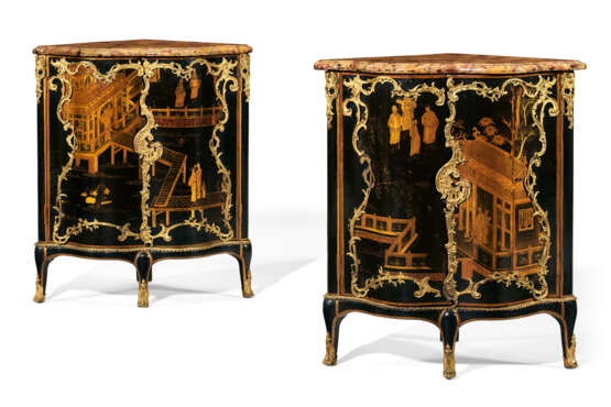 A PAIR OF LOUIS XV ORMOLU-MOUNTED CHINESE BLACK AND GILT LACQUER AND EBONIZED ENCOIGNURES - Foto 1