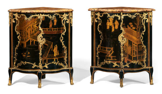 A PAIR OF LOUIS XV ORMOLU-MOUNTED CHINESE BLACK AND GILT LACQUER AND EBONIZED ENCOIGNURES - фото 2