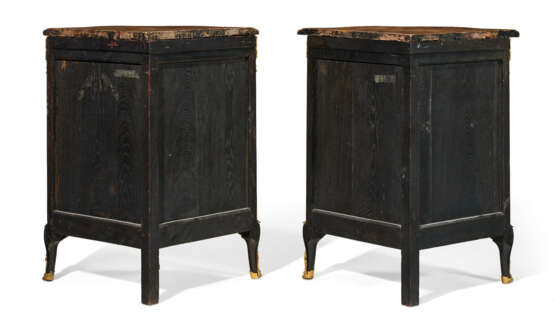 A PAIR OF LOUIS XV ORMOLU-MOUNTED CHINESE BLACK AND GILT LACQUER AND EBONIZED ENCOIGNURES - Foto 3