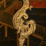 A PAIR OF LOUIS XV ORMOLU-MOUNTED CHINESE BLACK AND GILT LACQUER AND EBONIZED ENCOIGNURES - Foto 6