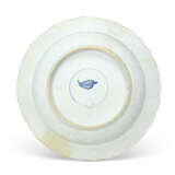 A CHINESE FAMILLE VERTE PORCELAIN SHAPED DISH - фото 2
