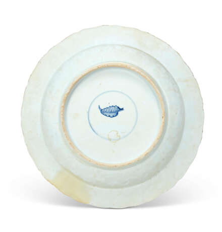 A CHINESE FAMILLE VERTE PORCELAIN SHAPED DISH - photo 2