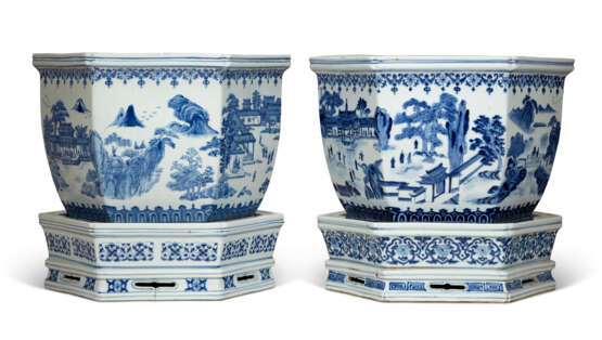 TWO LARGE CHINESE BLUE AND WHITE PORCELAIN HEXAGONAL JARDINI&#200;RES AND STANDS - Foto 2