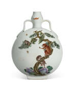 Vases et récipients. A VERY RARE CHINESE FAMILLE ROSE PORCELAIN MOON FLASK
