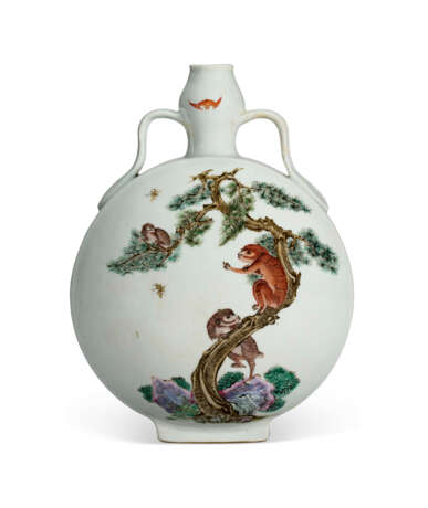 A VERY RARE CHINESE FAMILLE ROSE PORCELAIN MOON FLASK - photo 1