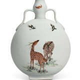 A VERY RARE CHINESE FAMILLE ROSE PORCELAIN MOON FLASK - photo 2