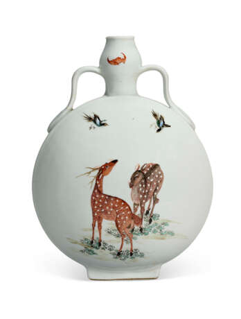 A VERY RARE CHINESE FAMILLE ROSE PORCELAIN MOON FLASK - photo 2