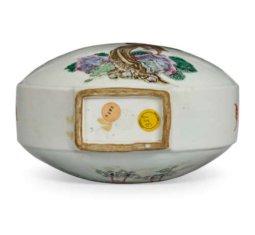 A VERY RARE CHINESE FAMILLE ROSE PORCELAIN MOON FLASK - фото 3