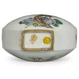 A VERY RARE CHINESE FAMILLE ROSE PORCELAIN MOON FLASK - фото 3