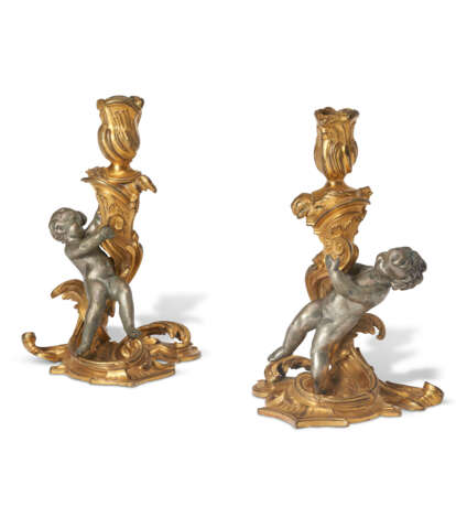 A PAIR OF LOUIS XV ORMOLU AND SILVERED-BRONZE CANDLESTICKS - фото 1